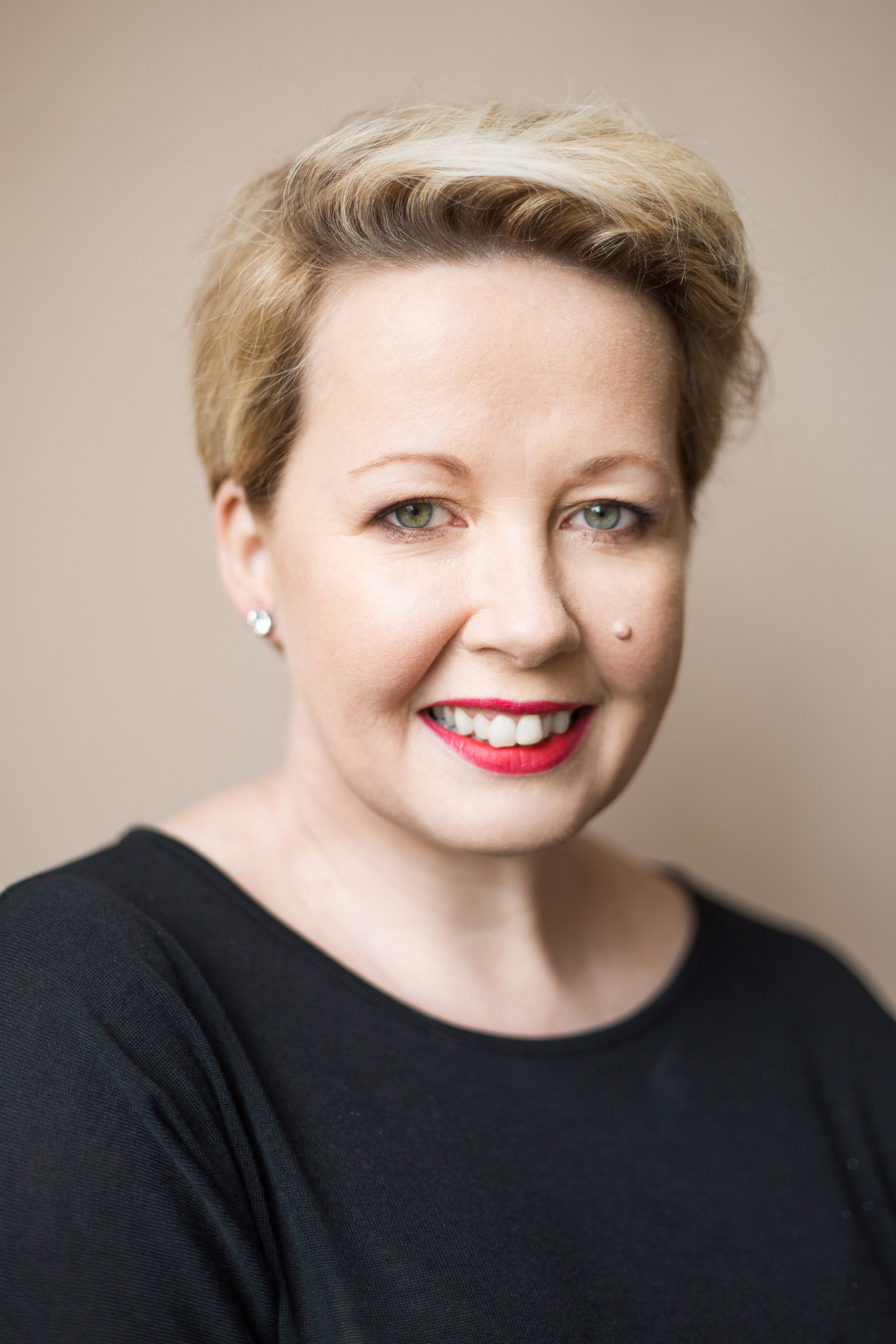 Dee_Hutchinson Dee_Hutchinson